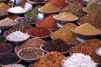 Hülsenfrüchte und Gewürze auf einem Markt in Indien